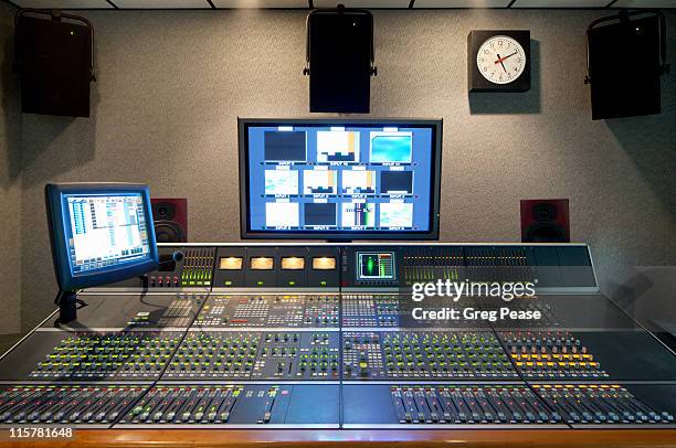 television broadcast sound room - mixage du son photos et images de collection