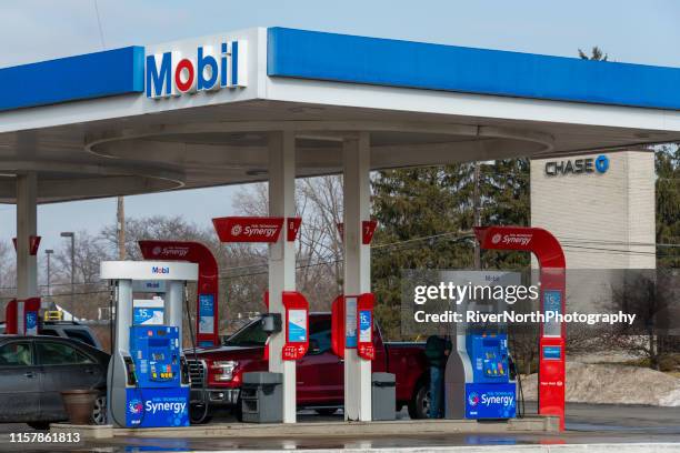 mobil-tankstelle - exxon mobil stock-fotos und bilder