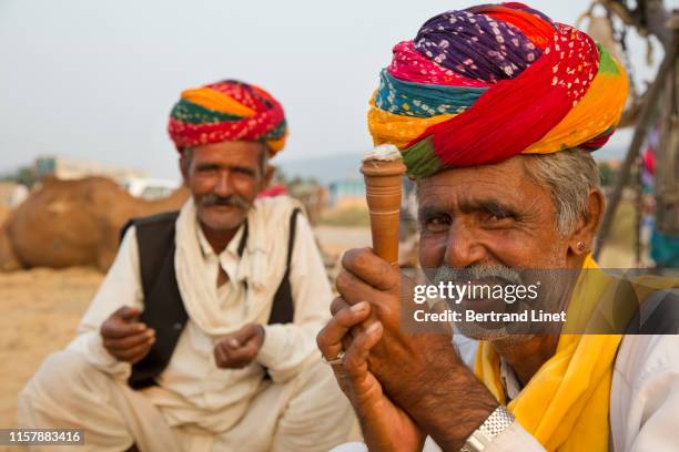 smoking a chillum in rajasthan - india - smoking chillum fotografías e imágenes de stock