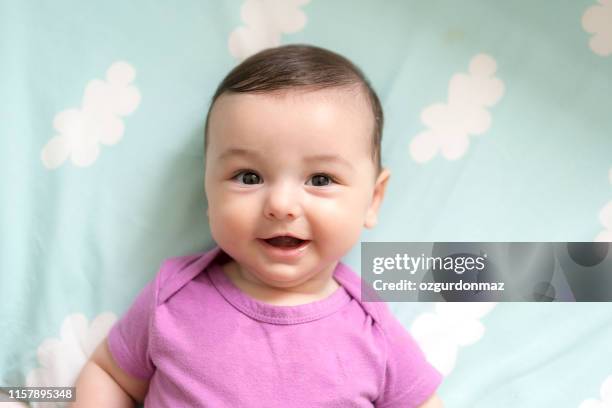 nettes baby junge im bett liegend - weibliches baby stock-fotos und bilder
