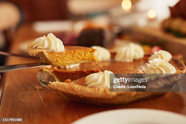 obtient les papilles picotements n'est-ce pas? - tourte à la citrouille photos et images de collection