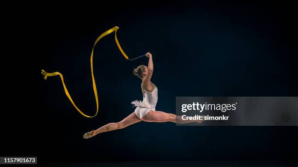 gymnast que faz a ginástica rítmica com fita amarela - sapatilha de balé calçados esportivos - fotografias e filmes do acervo