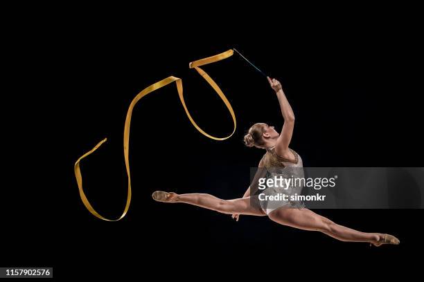 gymnast que faz a ginástica rítmica com fita amarela - sapatilha de balé calçados esportivos - fotografias e filmes do acervo