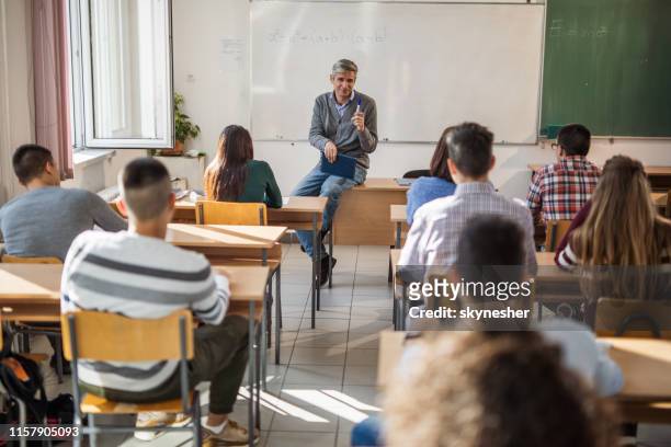 insegnante maschio adulto medio che dà una lezione ai suoi studenti in classe. - white male professor foto e immagini stock