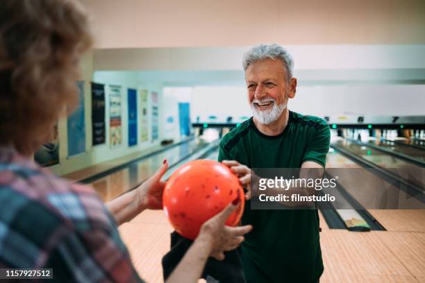 senior friends bowling - bowlingbahn stock-fotos und bilder