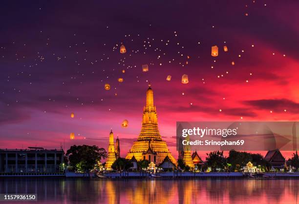 wat arun is one of the well-known landmarks of thailand - thai stockfoto's en -beelden