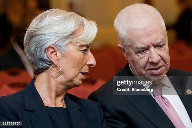 Christine Legarde, France's finance minister, left, speaks with Fernando Teixeira dos Santos, Portugal's finance minister, during a news conference...