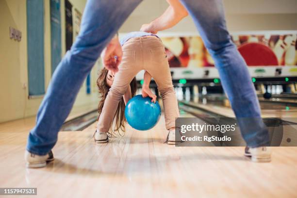 familien-bowling - family bowling stock-fotos und bilder