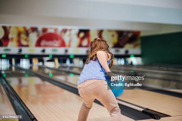 junge mädchen bowling - bowlingbahn stock-fotos und bilder