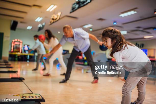 familie bowling zusammen - family bowling stock-fotos und bilder