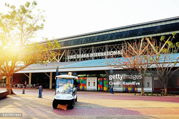 king shaka international airport nördlich von durban, südafrika - shaka sign stock-fotos und bilder