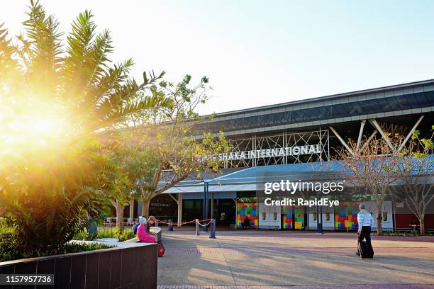 king shaka international airport nördlich von durban, südafrika - shaka sign stock-fotos und bilder