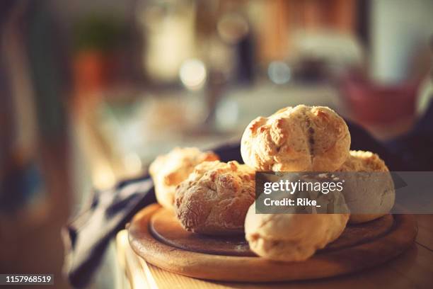 färska hembakat vete rullar är redo för frukost i morgon ljuset - loaf of bread bildbanksfoton och bilder