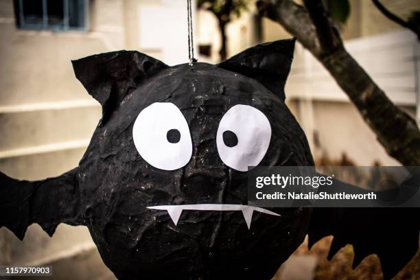 outdoor halloween piñatas - papier 個照片及圖片檔