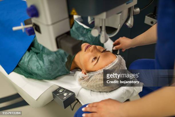 voorbereiding patiënt voor laser eye surgery - medical laser stockfoto's en -beelden