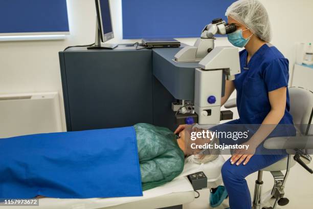 laser eye surgery - astigmatismo imagens e fotografias de stock