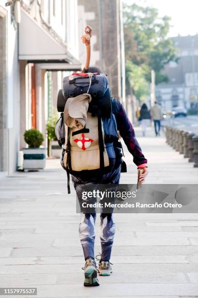 joven peregrino con mochila en el camino de santiago, santiago de compostela. - pilgrims fotografías e imágenes de stock