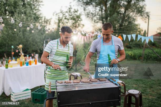 grillparty im freien - bierwurst stock-fotos und bilder