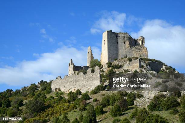 ruins of castellas de roquemartine castle eyguières provence - les alpilles stockfoto's en -beelden