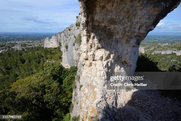 the rocher des deux trous in the caume area of the les alpilles regional park provence - les alpilles stockfoto's en -beelden