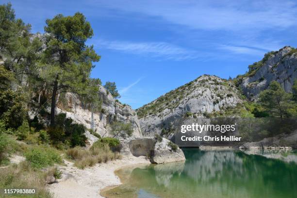 peiroou or peirou lake near glanum st remy de provence - les alpilles stockfoto's en -beelden