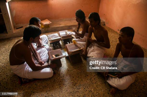 student taking religious education, kanchipuram, india. - gurukul stockfoto's en -beelden