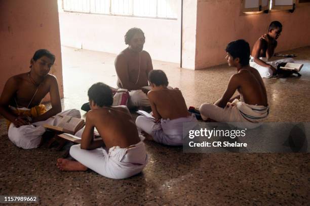 student taking religious education, kanchipuram, india. - gurukul fotografías e imágenes de stock