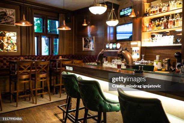 interior del pub irlandés - cultura irlandesa fotografías e imágenes de stock