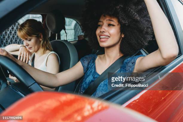 zwei freunde zusammen im auto - auto singen stock-fotos und bilder