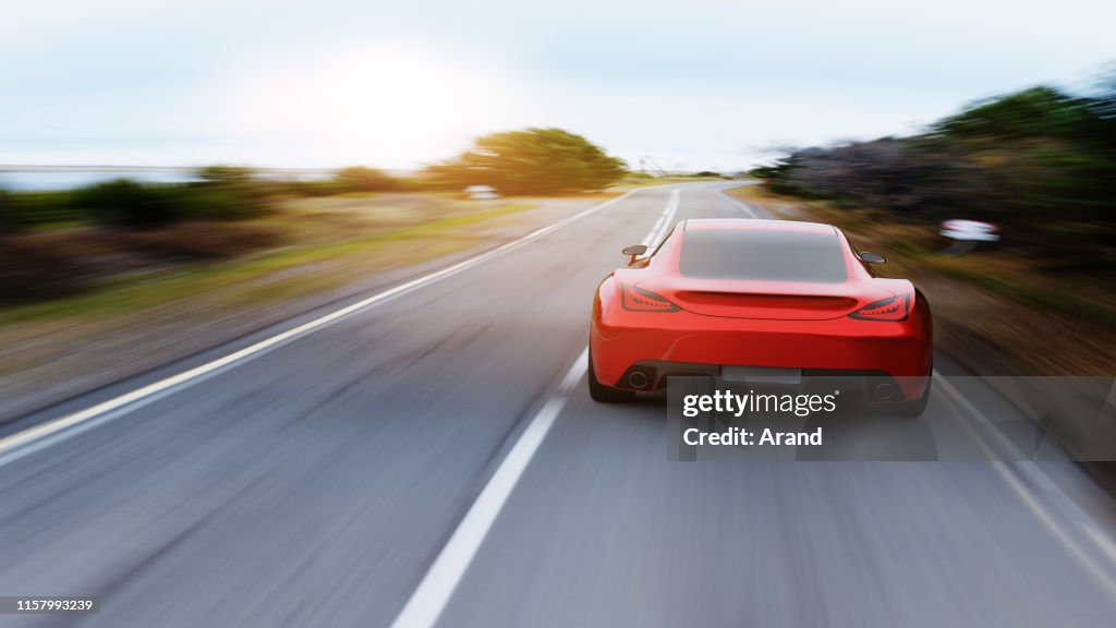 Rode auto rijden op een berg weg