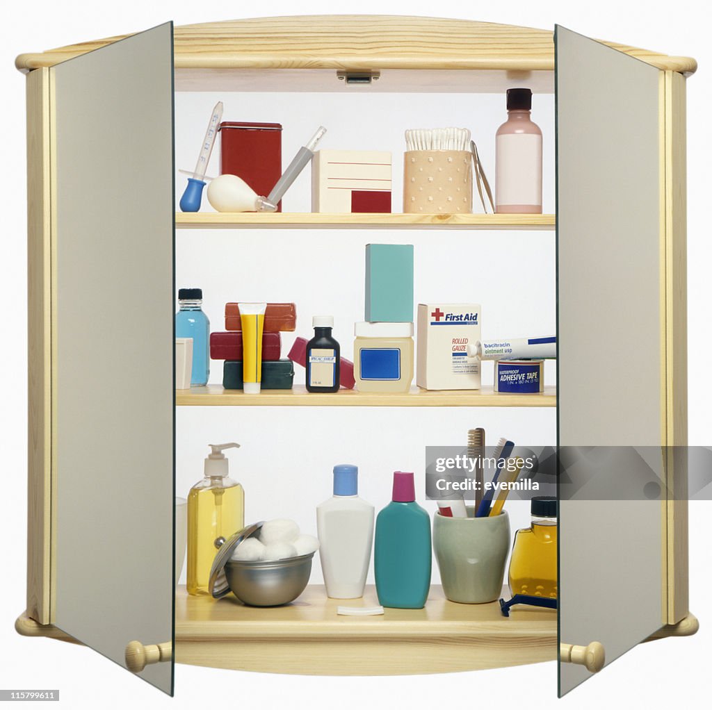 洗面所の戸棚にホワイトのカットアウト