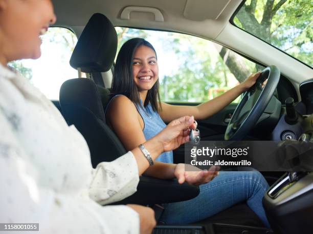 tonårs flicka som kör för första gången - chaufför bildbanksfoton och bilder