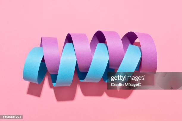 twisted paper stripe helix - dual fotografías e imágenes de stock