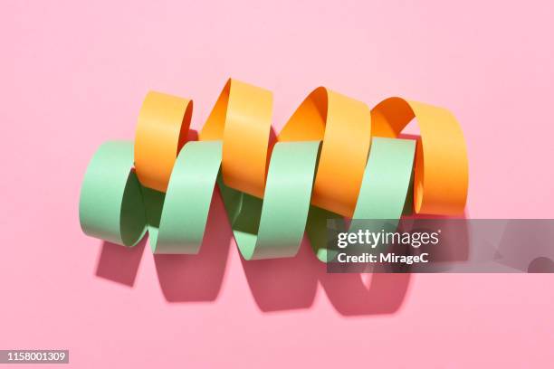 twisted paper stripe helix - miteinander verbunden stock-fotos und bilder