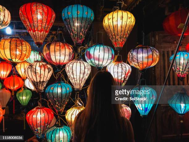 choosing vibrant homemade lanterns - lanterna chinesa imagens e fotografias de stock