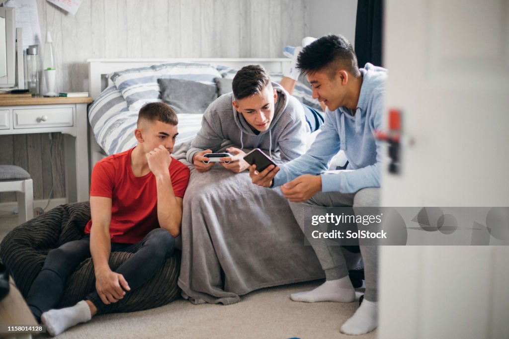 Adolescentes usando redes sociales