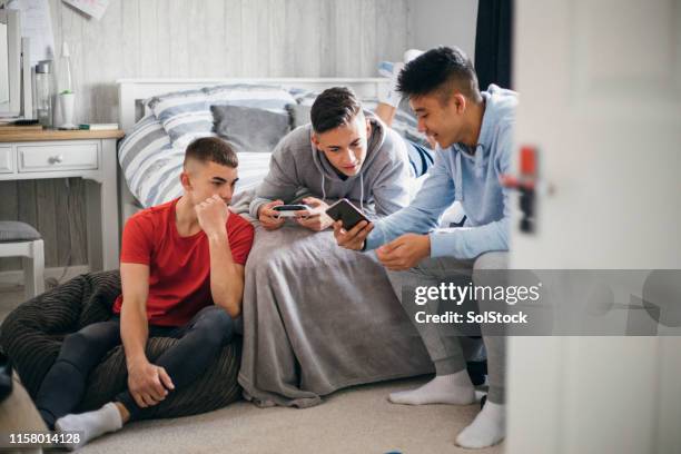 adolescents utilisant les médias sociaux - ados groupe photos et images de collection