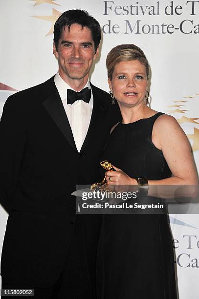 Annette Frier poses with her Golden Nymphe award with Thomas Gibson after the closing ceremony of the 2011 Monte Carlo Television Festival held at...