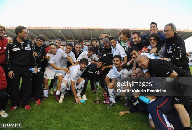 Italy players celebrate third place after the Toulon U21 tournament match between Italy and Mexico at Felix Mayol Stadium on June 10, 2011 in Toulon,...