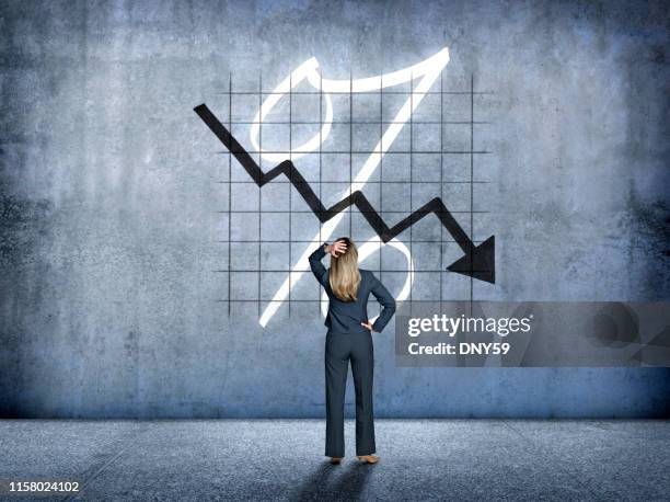 l'imprenditrice guarda al calo dei tassi di interesse - recession foto e immagini stock