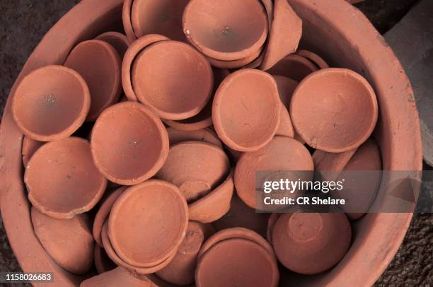 earthen pot being made using potter's wheel, india - sauvik acharyya stock-fotos und bilder