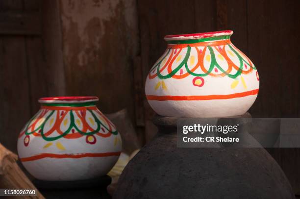 earthen pot being made using potter's wheel, india - vasijas de barro cocido fotografías e imágenes de stock