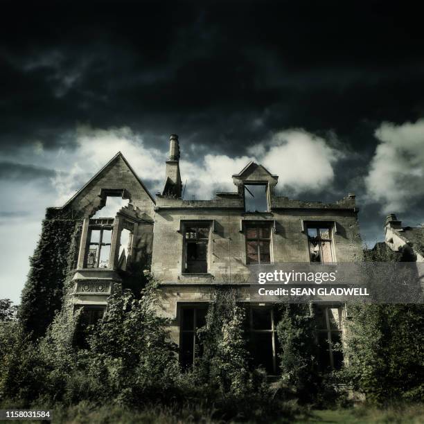 derelict abandoned house - terror fotografías e imágenes de stock