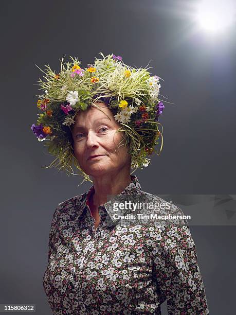 woman with hair made of plants and flowers - obsession photos et images de collection