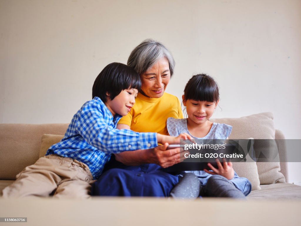 Grootmoeder lezing aan kinderen in een huis in Taiwan