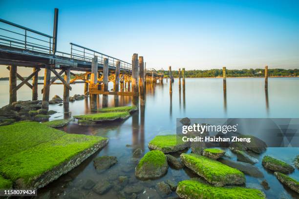 un muelle de pesca durante el anochecer - wantagh fotografías e imágenes de stock