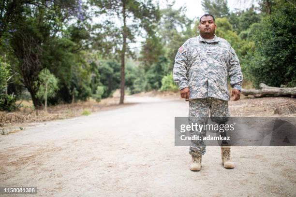 veterano del ejército con pierna protésica - latina legs fotografías e imágenes de stock