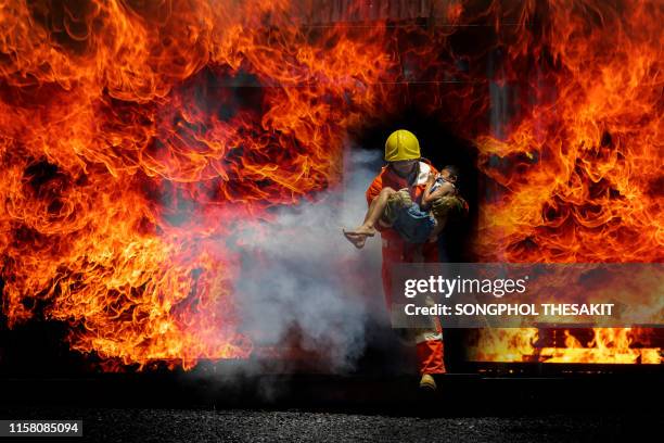 firefighters who have been trained professionally are on duty to control the fire from various accidents and rescue the victims. - action hero ストックフォトと画像