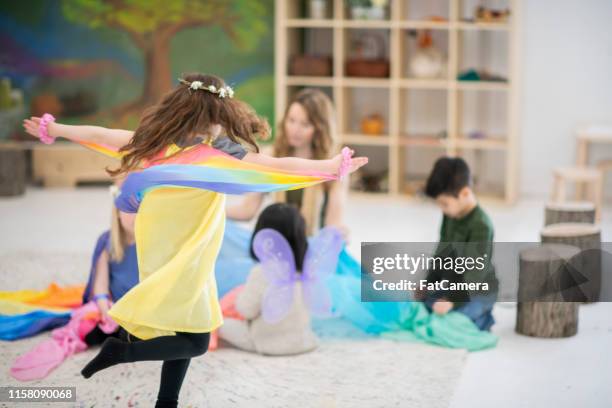 niños de la primaria waldorf probándolos y bailando - waldorf school fotografías e imágenes de stock
