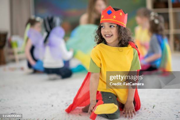 el chico vestido con trajes de reyes juega en un aula - acting fotografías e imágenes de stock